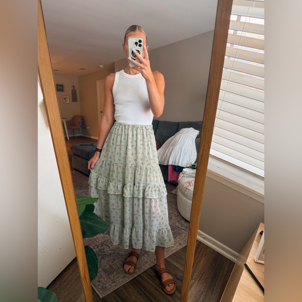 Chic Floral Midi Skirt in Light Green